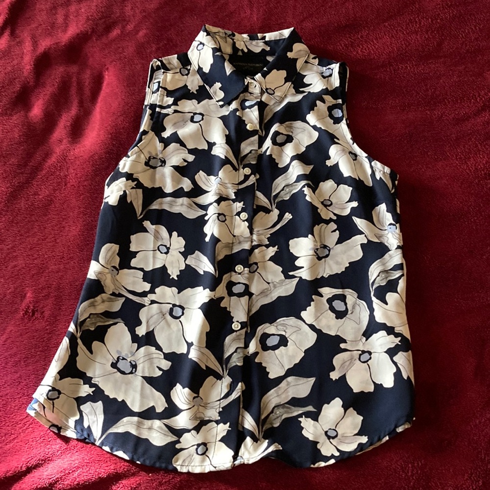 Banana Republic sleeveless floral print blouse. SP